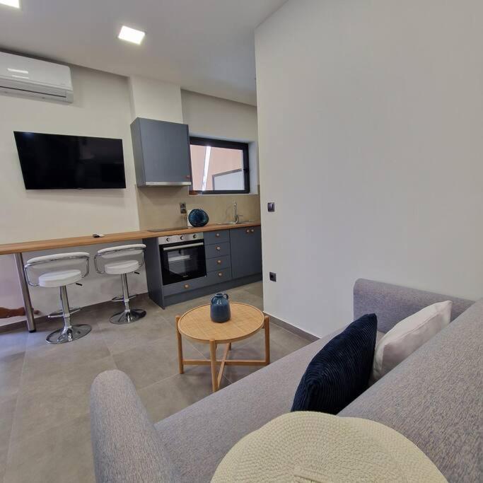 Farisma - Bright And Central Apt In Kalamata Esterno foto